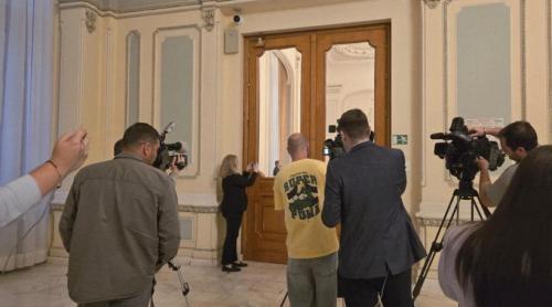 Victoria care n a fost. Reportaj la ușa după care s a ascuns Simion, când a pierdut alegerile pe care doar el crede că le a câștigat Victoria care n a fost. Reportaj la ușa după care s a ascuns Simion, când a pierdut alegerile pe care doar el crede că le a câștigat